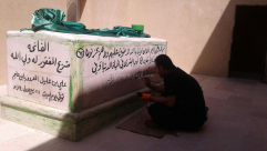  صور: خطاط يبادر لتحديث الكتابة في مقام "سيدنا علي" بقرية الحرم "هرتسليا"